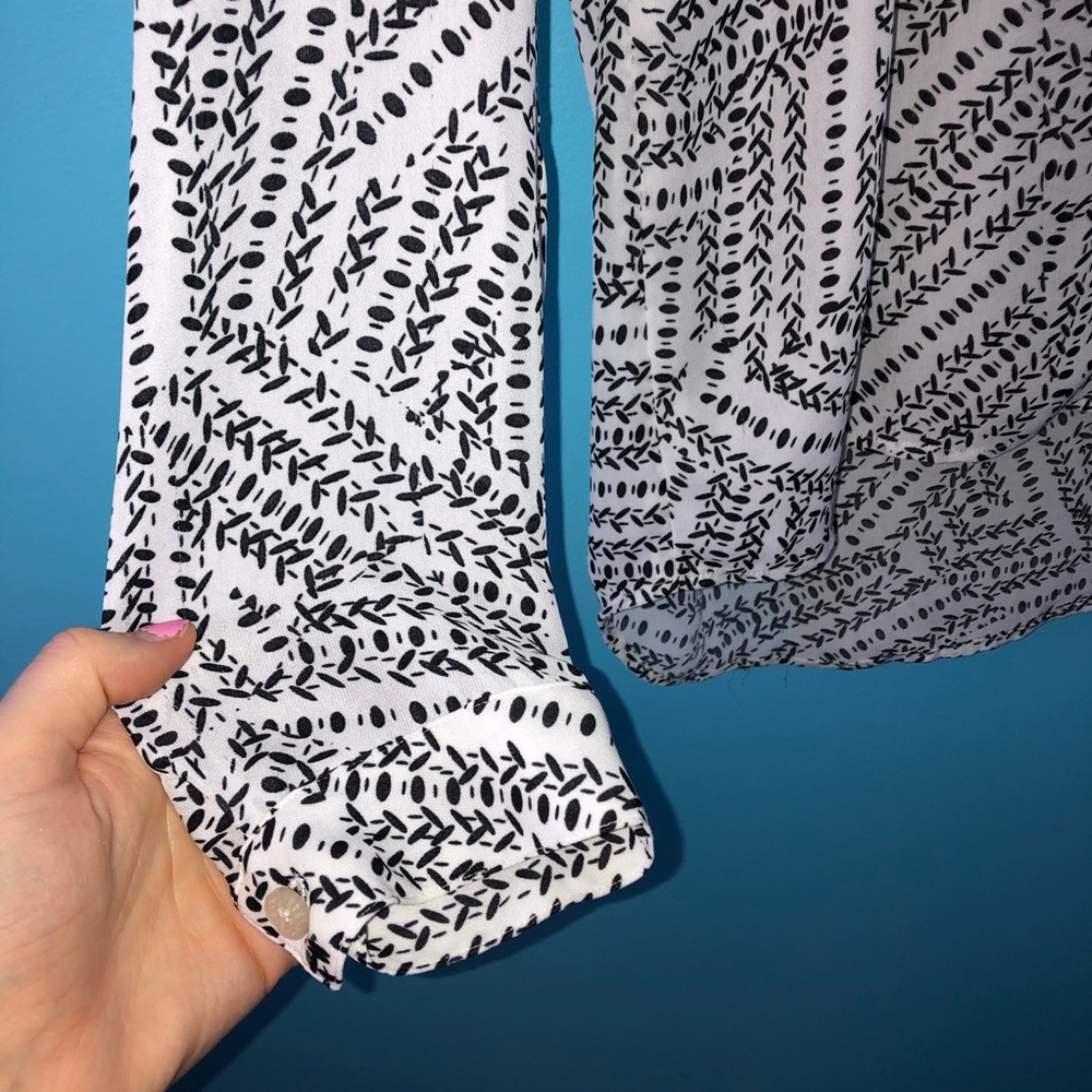 Cabi White Black Pattern Blouse Split Button 3255… - image 7